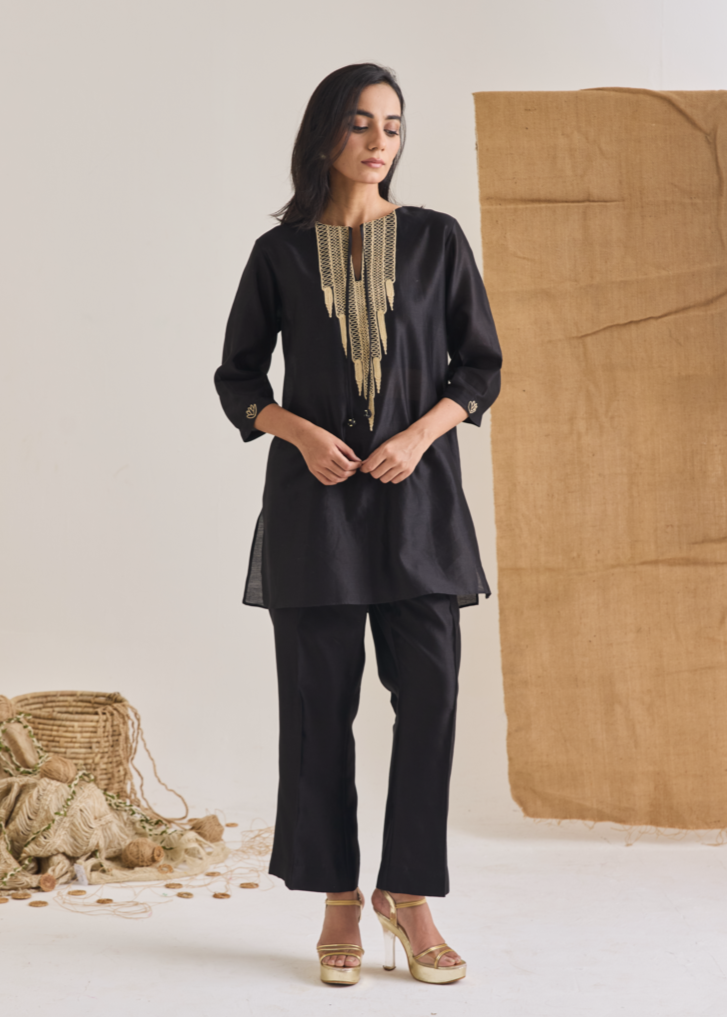 Short Jute Embroidered Kurta Set With Pants