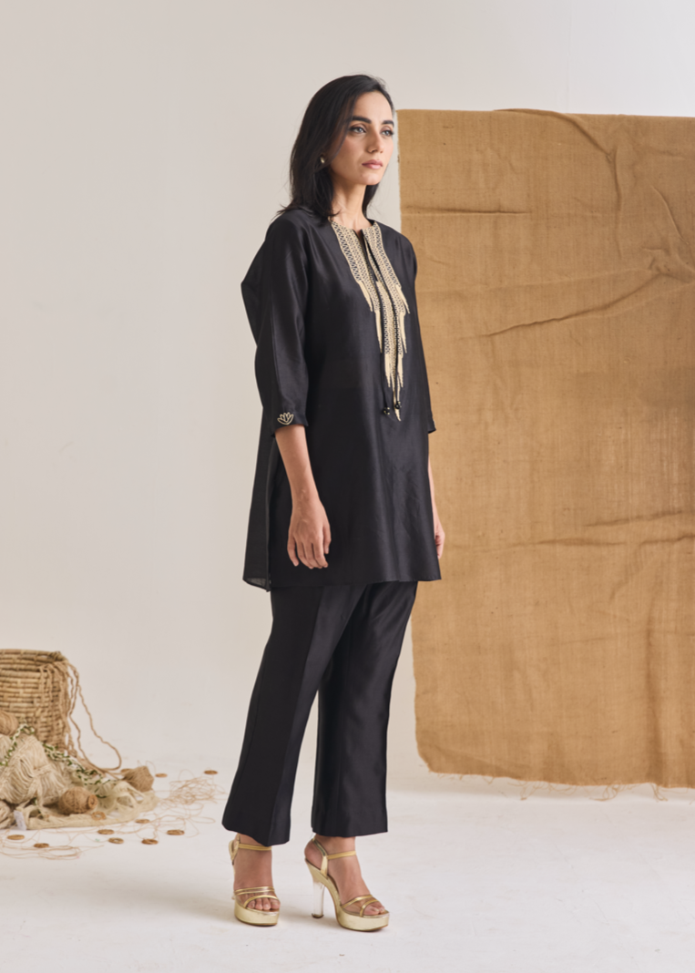 Short Jute Embroidered Kurta Set With Pants