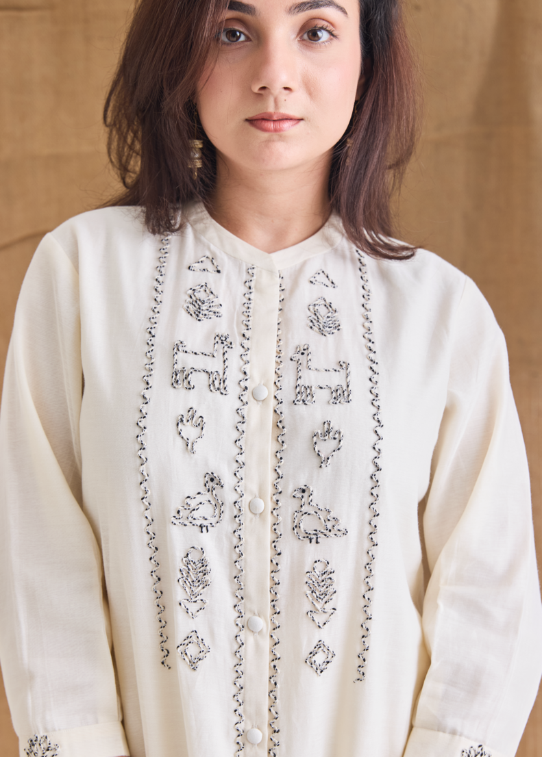 Short Jute Embroidered Kurta Set With Pants