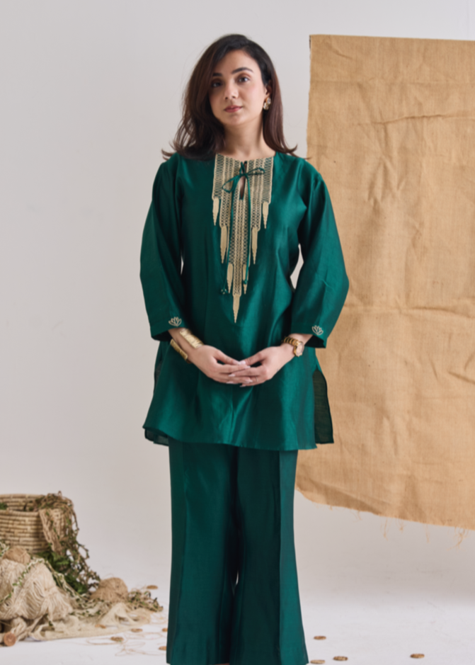 Short Jute Embroidered Kurta Set With Pants