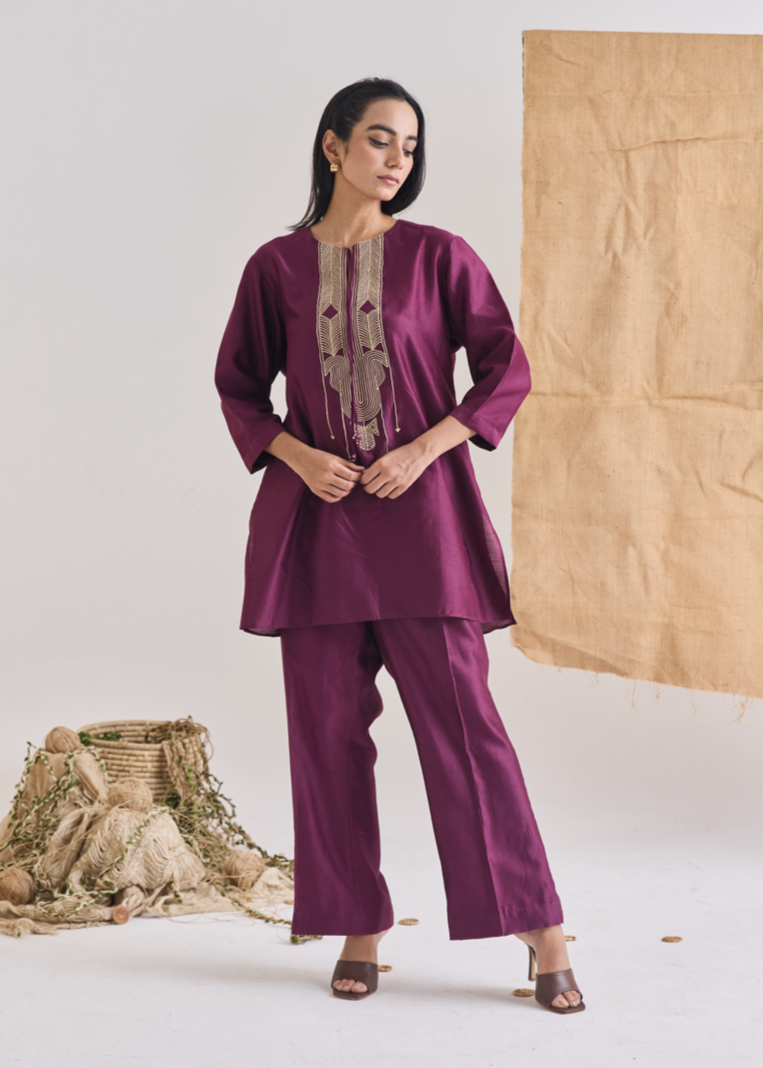 Short Jute Embroidered Kurta Set With Pants