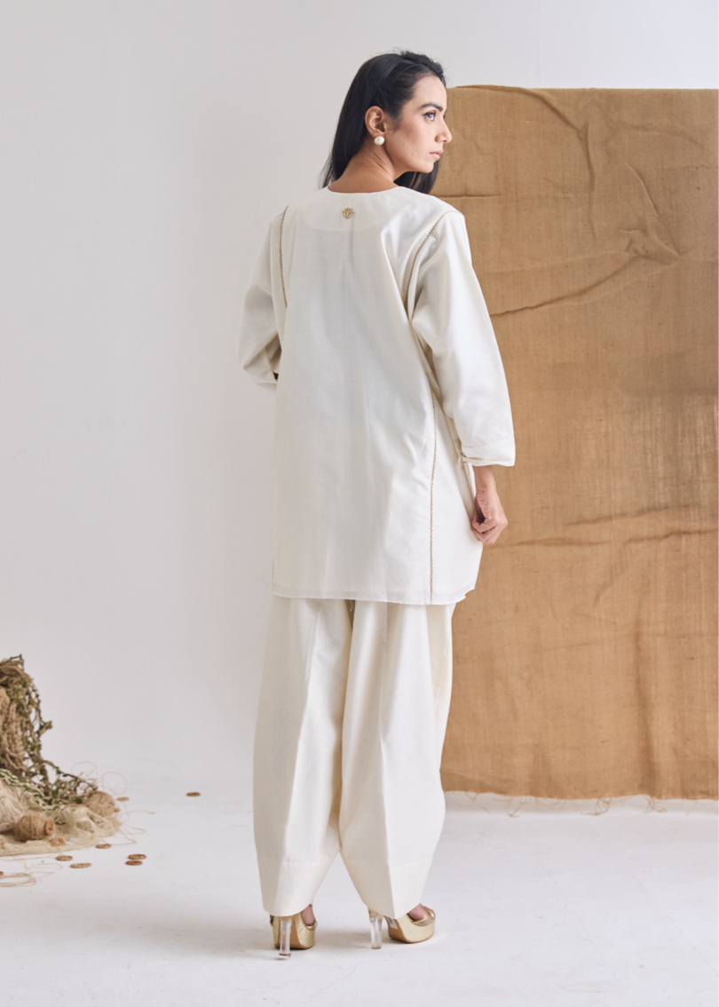 Short Jute Embroidered Kurta Set With Cocoon Pants