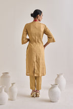 adjustable side-knot detail on the kurta