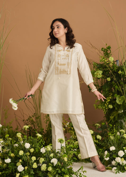 Short Jute Embroidered Kurta Set With Pants
