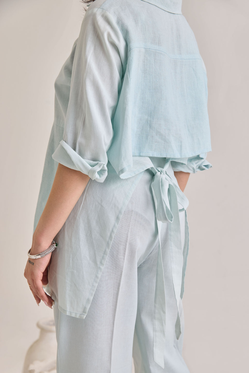Close up view of Back knot of Cotton-Linen Shirt, elevated basics